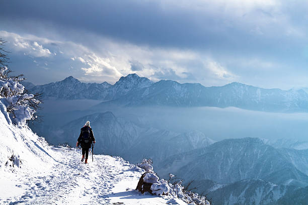 туристические ходить на cliffside пути. - mountain cliff mountain peak plateau стоковые фото и изображения