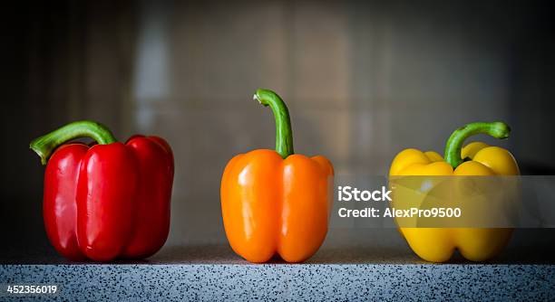 Bell Peppers - Fotografias de stock e mais imagens de Alimentação Saudável - Alimentação Saudável, Amarelo, Branco