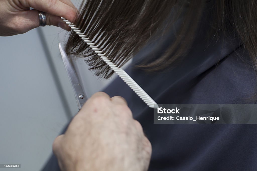 Couper les cheveux - Photo de Adulte libre de droits