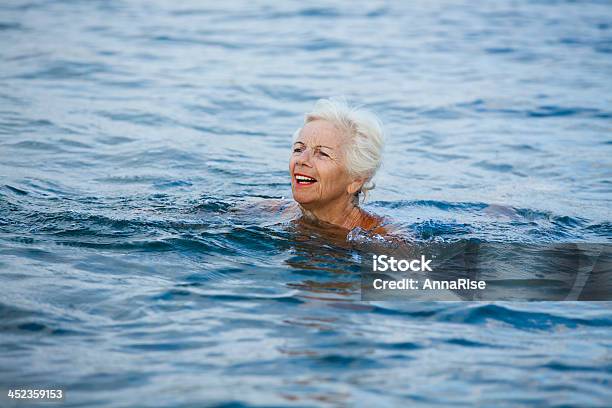 Foto de Sênior Mulher Gritando Para Ajuda e mais fotos de stock de Adulto - Adulto, Head Above Water-English Saying, Salva-vidas - Serviço de emergência e resgate