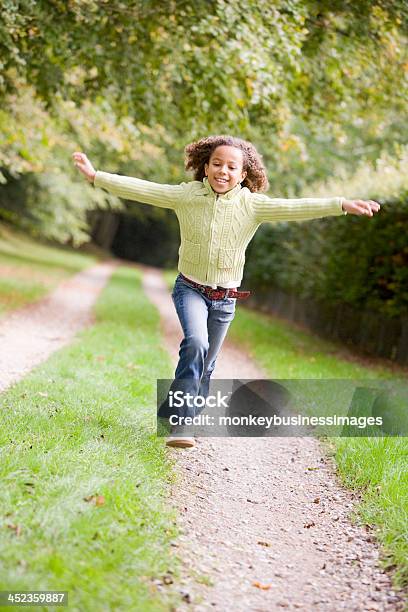 Junges Mädchen Laufen Im Freien Lächeln Auf Einem Pfad Stockfoto und mehr Bilder von Kind