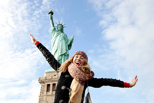 jovem senhora visitar estátua da liberdade em nova iorque - tourist imagens e fotografias de stock
