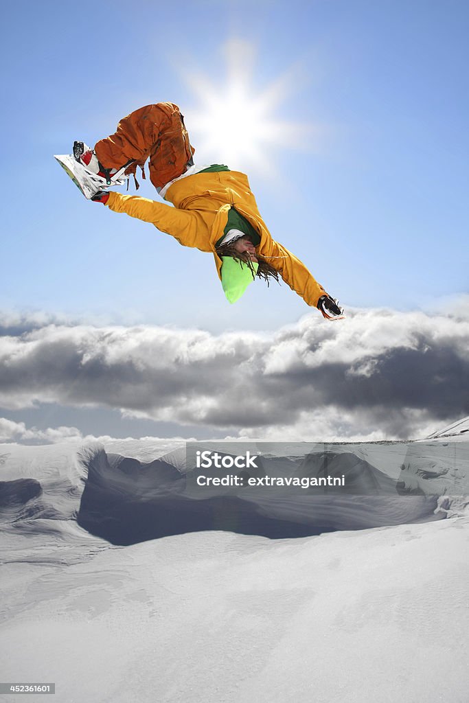 Snowboarder springt gegen blauen Himmel - Lizenzfrei Aktivitäten und Sport Stock-Foto