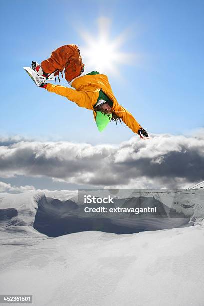 スノーボーダーアゲインストブルースカイジャンプ - 1人のストックフォトや画像を多数ご用意 - 1人, アメリカ合衆国, ウィンタースポーツ