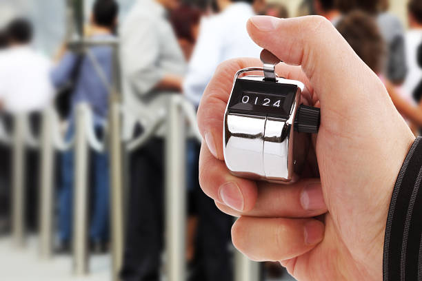 recuento de personas - mostrador en el banco fotografías e imágenes de stock