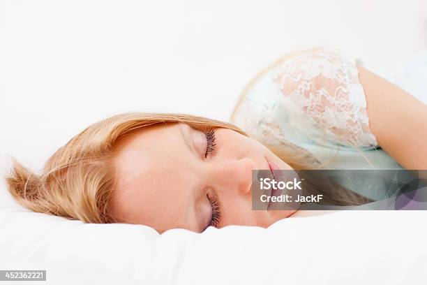 Frau Schlafen Im Bett Stockfoto und mehr Bilder von Attraktive Frau - Attraktive Frau, Bett, Bettbezug