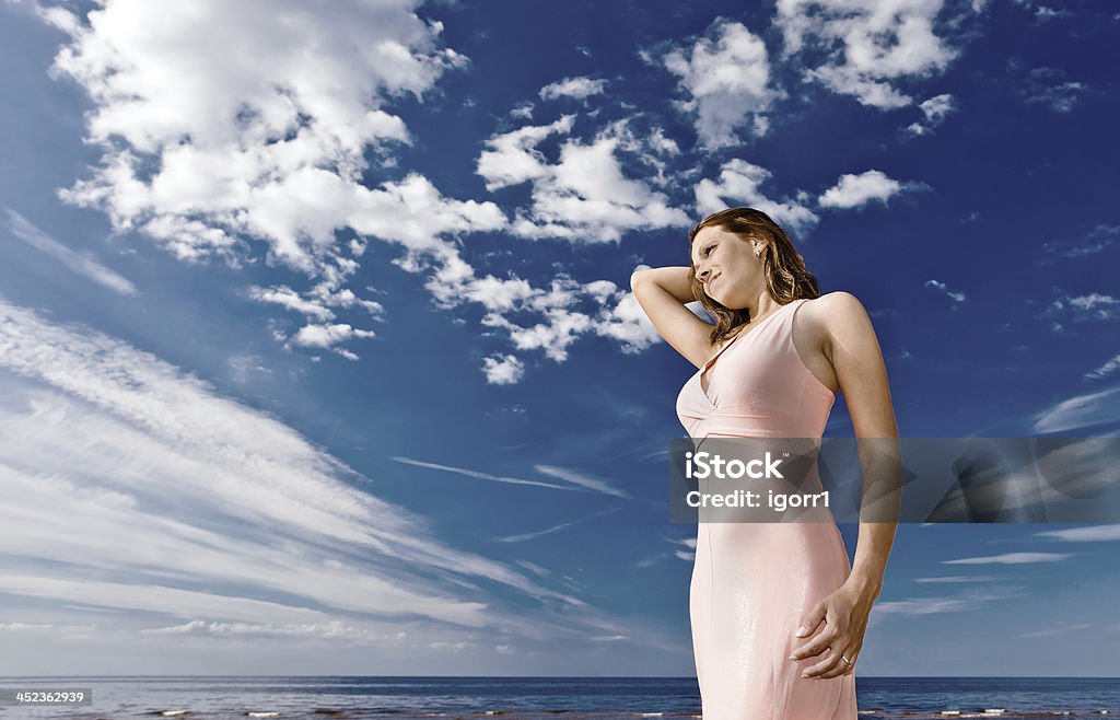 Chica en vestido rosa sobre costera - Foto de stock de Acostado libre de derechos