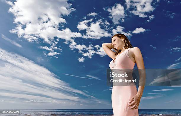 Menina De Vestido Rosa Em Seacoast - Fotografias de stock e mais imagens de Adulto - Adulto, Ao Ar Livre, Areia