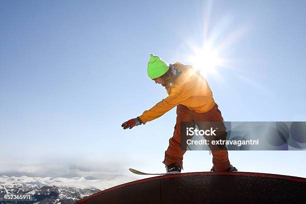 Snowboarder Saltar Contra El Cielo Azul Foto de stock y más banco de imágenes de Actividad - Actividad, Actividades recreativas, Adulto
