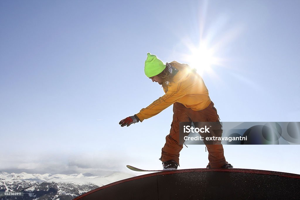Профессиональная сноубордистка прыжки против голубого неба. - Стоковые фото Белый роялти-фри
