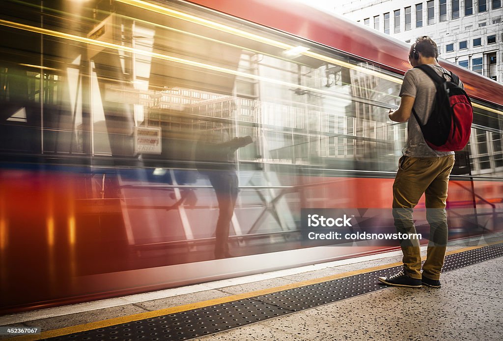 Junger Mann mit Rucksack auf Zug warten - Lizenzfrei Eisenbahn Stock-Foto