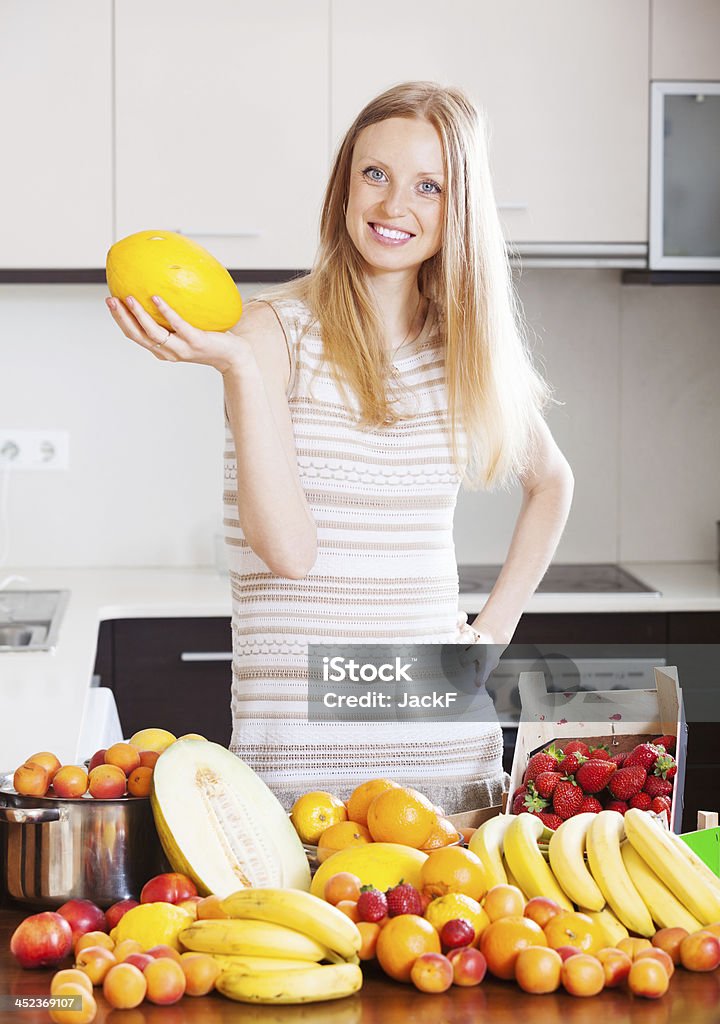 Heureuse femme avec melon et autres fruits - Photo de Abricot libre de droits