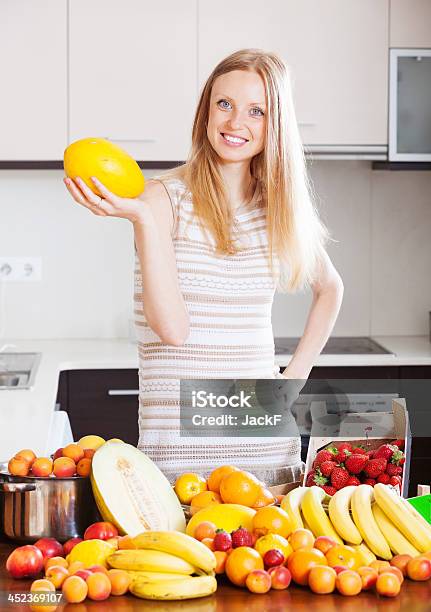 Photo libre de droit de Heureuse Femme Avec Melon Et Autres Fruits banque d'images et plus d'images libres de droit de Abricot - Abricot, Adulte, Aliment