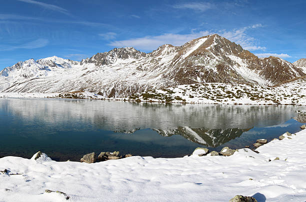 primera nieve en otoño, panorama hirschebensee, tyrol, austria - european alps tirol rhododendron nature fotografías e imágenes de stock