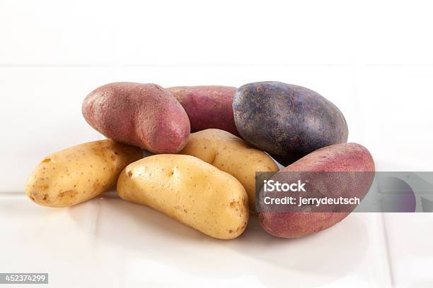 Patate Multicolore - Fotografie stock e altre immagini di Patata Fingerling - Patata Fingerling, Alimentazione sana, Carboidrato - Cibo