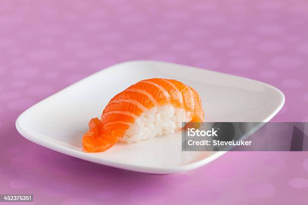 Sushi De Salmón Foto de stock y más banco de imágenes de Alimento - Alimento, Arroz - Comida básica, Arroz sushi