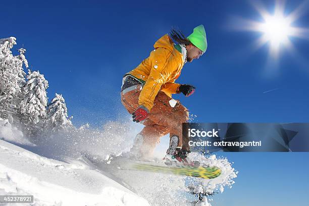 Foto de Snowboarder Pulando Em Céu Azul e mais fotos de stock de Adolescente - Adolescente, Adulto, Alpes europeus