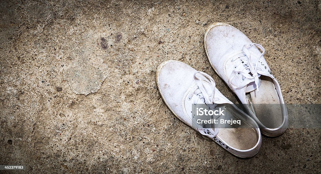 Zapatos blanco sucio - Foto de stock de Adulto libre de derechos