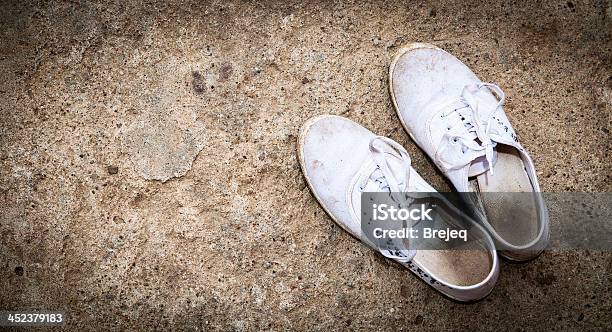 Foto de Branco Calçados Sujos e mais fotos de stock de Adulto - Adulto, Antigo, Bota