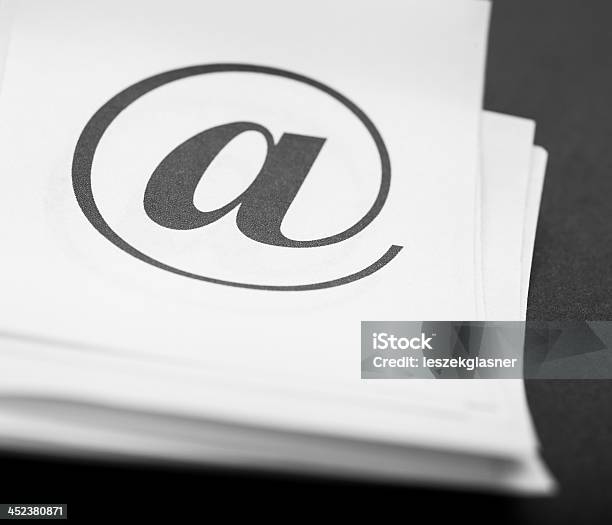 Nahaufnahme Zu Mailschild Auf Papier Hintergrund Typografie Stockfoto und mehr Bilder von Alphabet