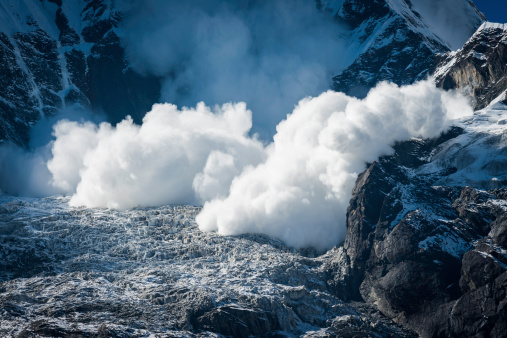 Avalanche el thundering de montaña con nieve glaciar de los annapurnas Himalayas Nepal photo