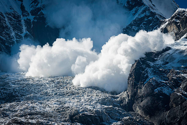 avalanche passa pela montanha de neve geleiras annapurna himalaia nepal - natural landmark winter season mountain peak - fotografias e filmes do acervo
