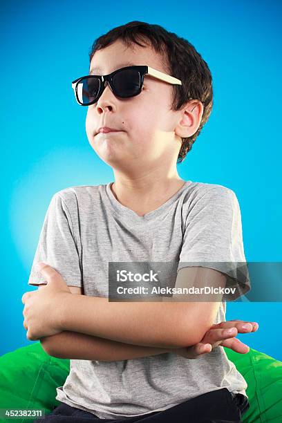 Junge Mit Sonnenbrille Stockfoto und mehr Bilder von Blauer Hintergrund - Blauer Hintergrund, Kind, Sonnenbrille