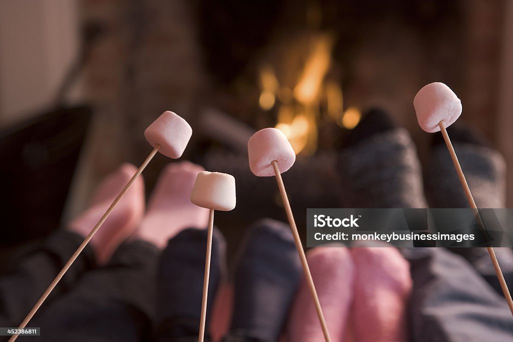 Füße Erwärmung am Kamin mit marshmallows auf sticks - Lizenzfrei Offenes Feuer Stock-Foto