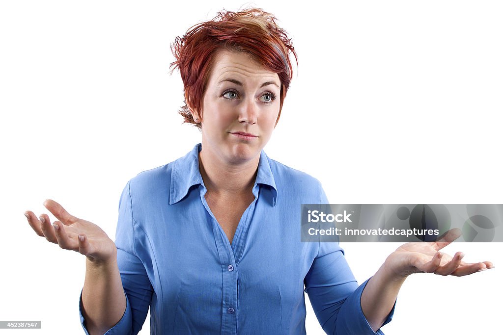 Redhead en colère jeune Serveuse réagir au Stress - Photo de Fond blanc libre de droits