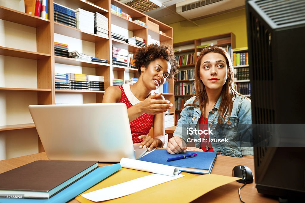 Estudantes em uma biblioteca a Estudar - Royalty-free 18-19 Anos Foto de stock