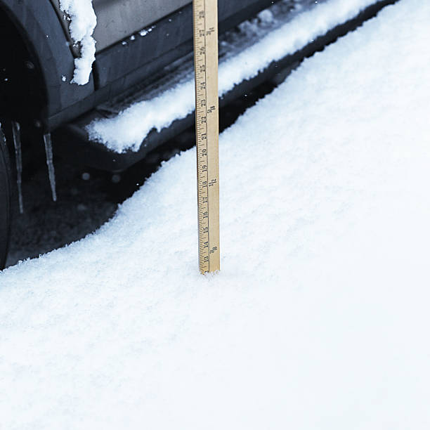 stecca di una iarda con un piede di neve - isweather2013 foto e immagini stock