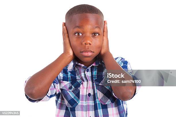 African American Boy Nascondere Le Orecchienero Persone - Fotografie stock e altre immagini di Afro-americano