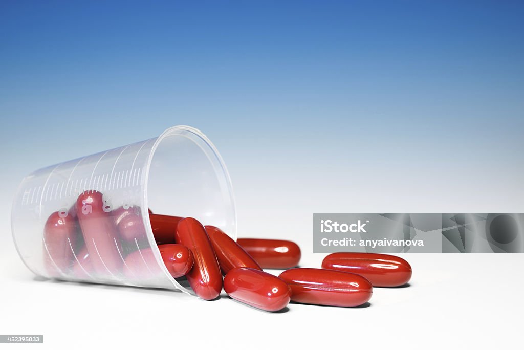 Capsules avec des médicaments sur fond Dégradé - Photo de Antibiotique libre de droits