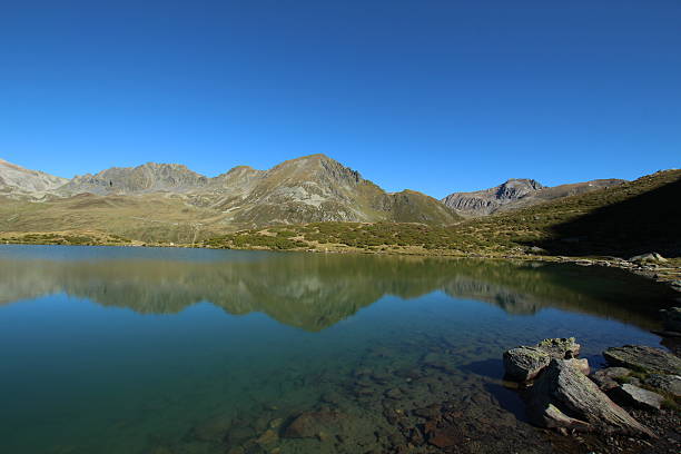 panorama alpino lago de montaña hirschebensee, kühtai, tyrol, austria - european alps tirol rhododendron nature fotografías e imágenes de stock