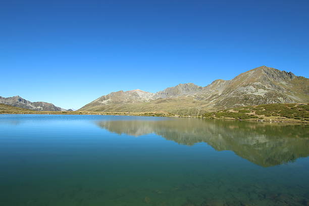 panorama do lago de montanha alpino hirschebensee, kühtai, tirol, áustria - european alps tirol rhododendron nature - fotografias e filmes do acervo