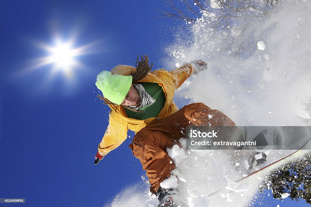 Snowboarder springt gegen blauen Himmel - Lizenzfrei Aktivitäten und Sport Stock-Foto