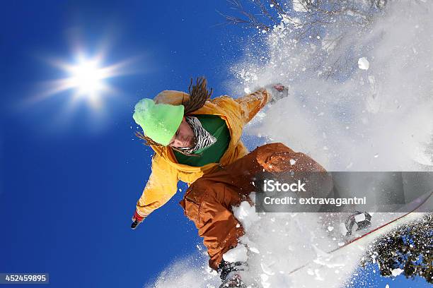 Snowboarder Springt Gegen Blauen Himmel Stockfoto und mehr Bilder von Aktivitäten und Sport - Aktivitäten und Sport, Alpen, Aufregung