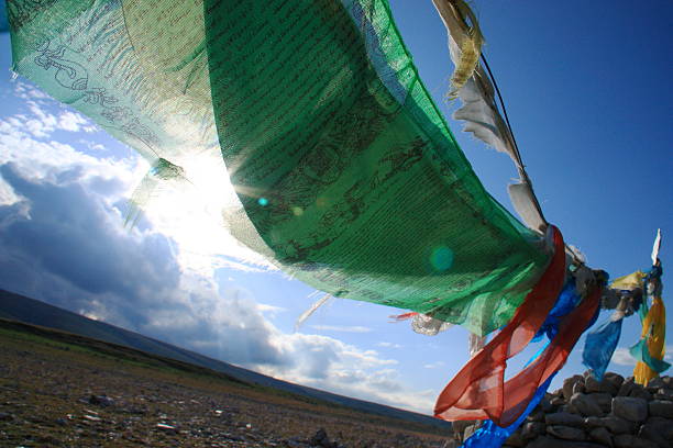 bandera de oración bajo el cielo - tibetan buddhism wind tibet horizontal fotografías e imágenes de stock