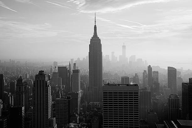 empire state building und die skyline von new york - garment stock-fotos und bilder