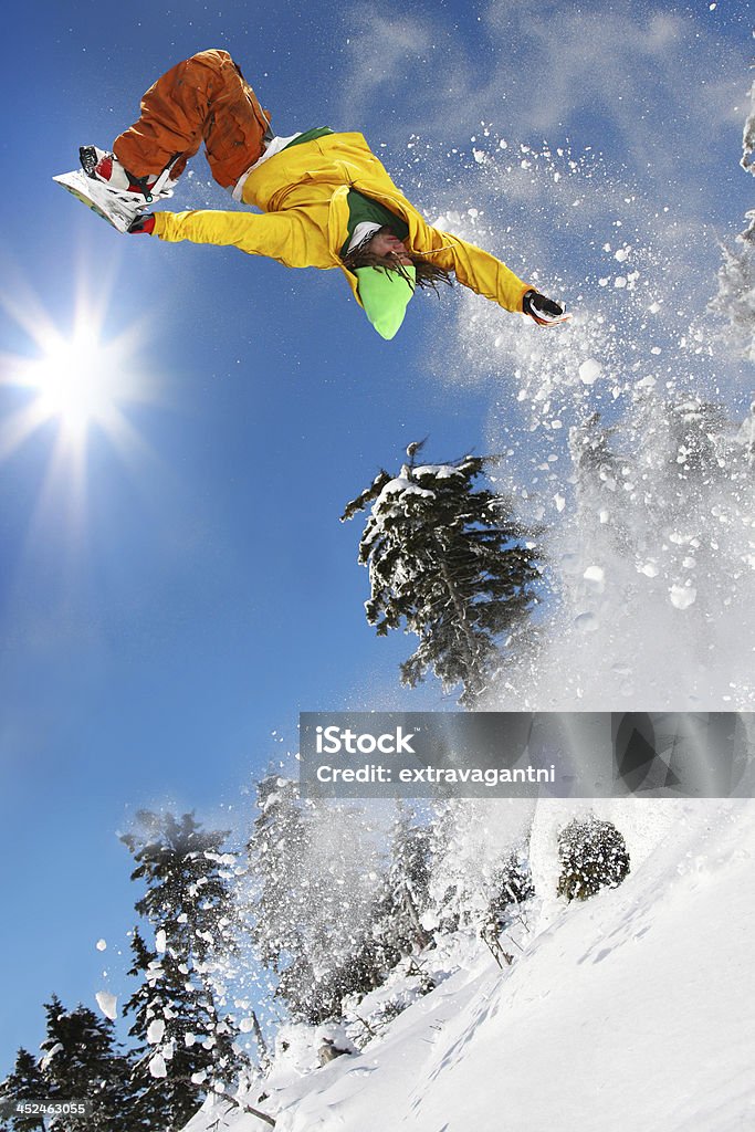 Atleta de snowboard Saltar contra o céu azul - Royalty-free Adolescente Foto de stock