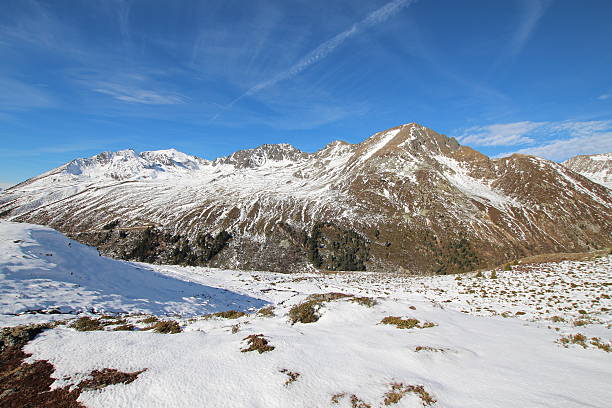 primeiro neve no outono, panorama hirschebensee, tirol, áustria - european alps tirol rhododendron nature - fotografias e filmes do acervo