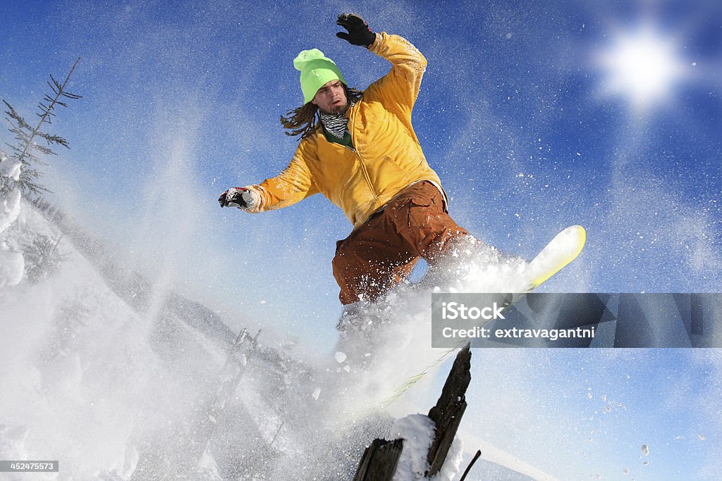 Snowboarder springt gegen blauen Himmel - Lizenzfrei Aktivitäten und Sport Stock-Foto