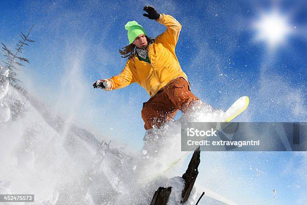 Snowboarder Springt Gegen Blauen Himmel Stockfoto und mehr Bilder von Aktivitäten und Sport - Aktivitäten und Sport, Alpen, Aufregung