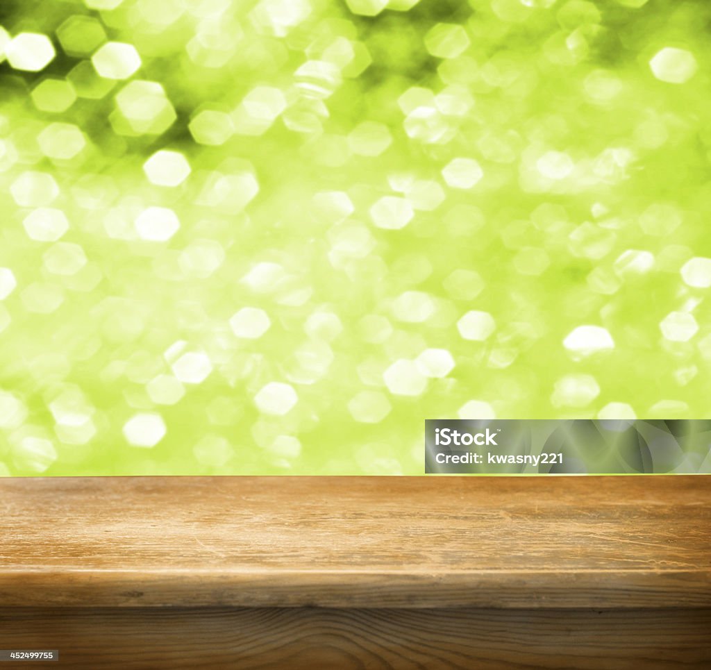 table en bois vide avec flou fond vert - Photo de Profond libre de droits