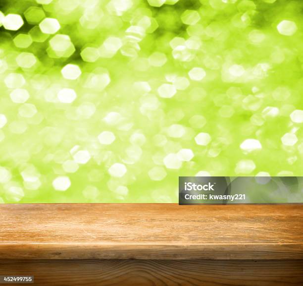 Пустой Деревянный Стол С Размытый Зеленый Фон — стоковые фотографии и другие картинки Глубокий - Глубокий, Стол, Абстрактный