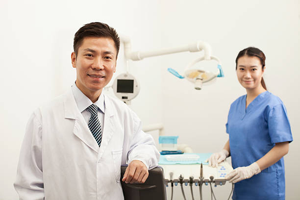 歯科医師の診療所のポートレート - dentist dentists chair men confidence ストックフォトと画像