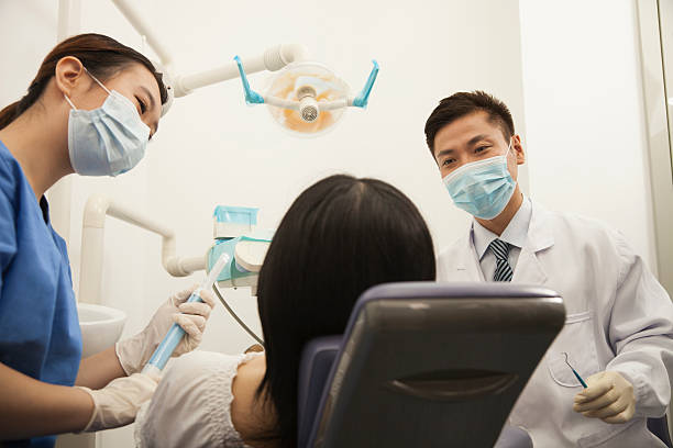 стоматологи клиники studio dental care изучение пациентки - dentist dental hygiene dental assistant dentist office стоковые фото и изображения