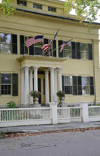 amarelo estilo federal casa em connecticut - house colonial style residential structure new england - fotografias e filmes do acervo