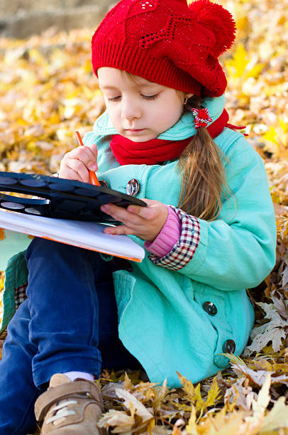 outono retrato - child autumn craft preschooler - fotografias e filmes do acervo
