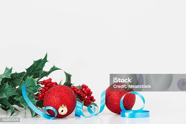 Bolas De Navidad Foto de stock y más banco de imágenes de Acebo - Acebo, Adorno de navidad, Año nuevo